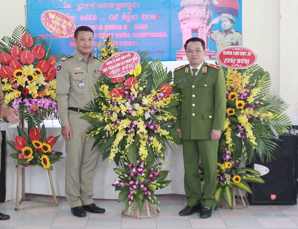Học viện CSND chúc mừng sinh viên Campuchia nhân dịp Quốc khánh
